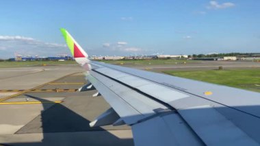 TAP Air Portugal uçağı pist boyunca seyahat ediyor ve uçak penceresinden kanada, Lizbon, Portekiz 'e kalkışa hazırlanıyor.