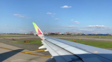 TAP Air Portugal uçağı pist boyunca seyahat ediyor ve uçak penceresinden kanada, Lizbon, Portekiz 'e kalkışa hazırlanıyor.