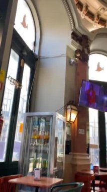 Tavanında sıva olan eski bir tarihi kafe ve güzel büyük klasik avizeler, Lizbon, Portekiz