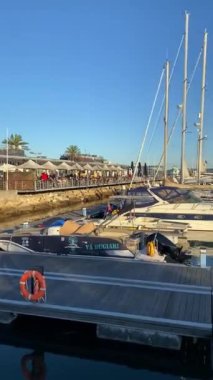 Oeiras, Portekiz, demirleyen tekneler, yat limanında dinlenen yelkenliler, modern mimari