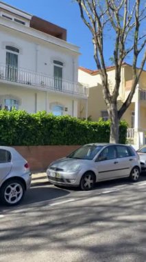 Güneşli bir günde sıcak Avrupa sokakları, Oeiras, Lizbon, Portekiz