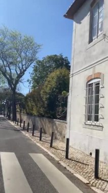 Güneşli bir günde sıcak Avrupa sokakları, Oeiras, Lizbon, Portekiz