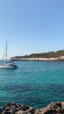 İnsanların yüzdüğü turkuaz suyla sahilin panoramik manzarası, Mallorca, Balear Adaları, İspanya
