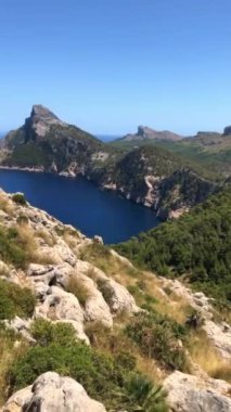 Dağlara ve mavi denize bakan turist manzarası, açık mavi deniz manzarası, Mallorca, Mayorka, Balearic Adaları, İspanya