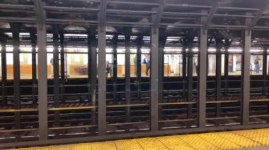 Manhattan, New York City, New York, New York, New York, ABD metro istasyonuna bir tren geliyor.