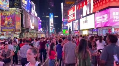 Geceleri Times Meydanı, New York şehrinin sokaklarındaki kalabalık, Manhattan 'ın haber videosu, modern şehir manzarası, NYC, New York, ABD