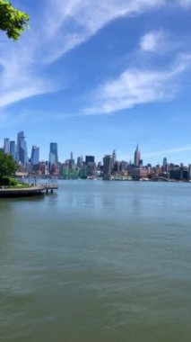 Hoboken, NJ, ABD 'nin yeşil rıhtımından Manhattan gökyüzü manzarası