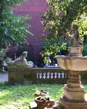 Sonbaharda Elizabeth Street Garden, Manhattan, New York, New York, New York, New York, ABD 'deki Nolita mahallesindeki halk heykeli bahçesi.