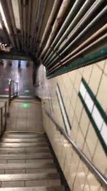 Tünelden, 9. caddedeki Manhattan metro istasyonuna inin. New York, New York, ABD.