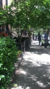 Arabalar rahat sokaklara, modern şehir manzarasına, muhabir videosuna Hoboken, NJ, ABD 'de Brownstone yakınlarında park edilmiş durumda.