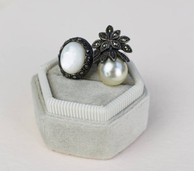 Güzel küpeler arka plan, eski mücevher konsepti, online bir kuyumcu için promosyon fotoğrafı.