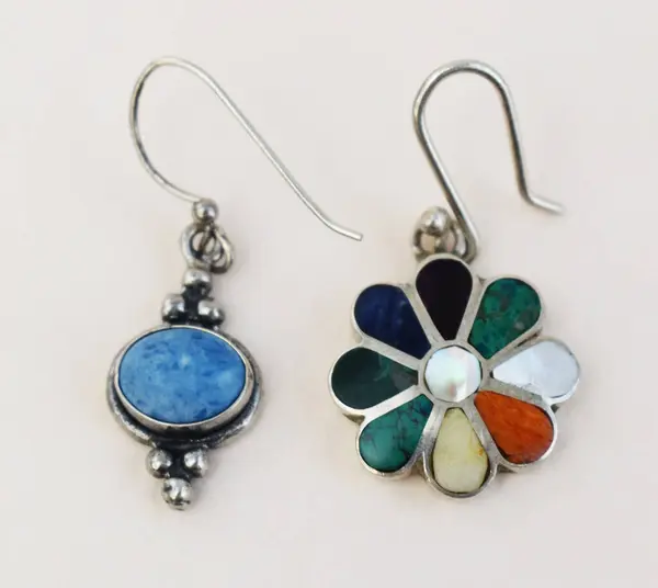 Safir ve turkuaz küpeli.