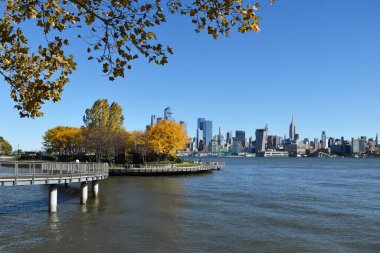 Sudan Manhattan 'ın gökdelenleri, rıhtımdan New York manzarası