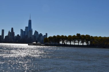 Doğu Nehri 'nden Aşağı Manhattan manzarası.