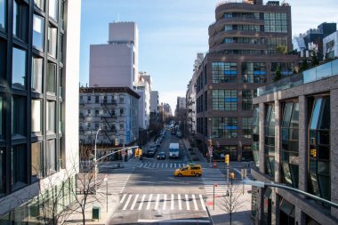 New York 'un ikonik caddelerinden birinde tarihi binalar, Manhattan' da habercilik fotoğrafçılık, modern şehir manzarası, ünlü gökdelenler.