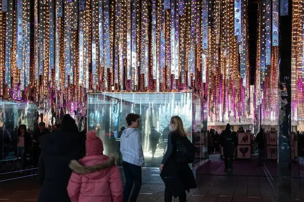 İnsanlar New York 'taki High Line Park' ın, şehir parkının, sokak fotoğrafçılığının, Manhattan, NYC, New York, ABD 'deki ışık tesisatının keyfini çıkarıyorlar.