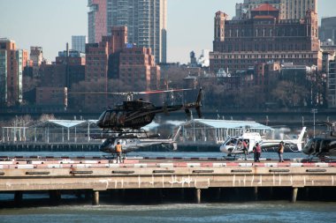 Manhattan, NYC, New York, ABD, 23 Aralık 2022, bölgede uçmaya hazır bir helikopter, finans bölgesindeki terminalde kalkışa hazır bir taksi helikopteri, New York 'ta bir helikopter kiralama uçağı.