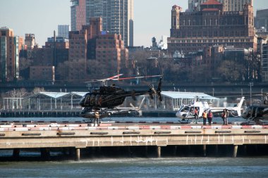 Manhattan, NYC, New York, ABD, 23 Aralık 2022, bölgede uçmaya hazır bir helikopter, finans bölgesindeki terminalde kalkışa hazır bir taksi helikopteri, New York 'ta bir helikopter kiralama uçağı.