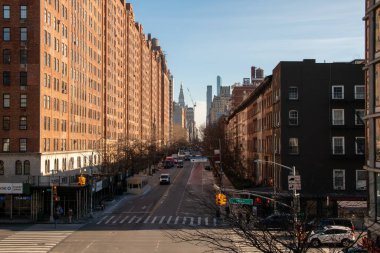 New York 'un ikonik caddelerinden birinde tarihi binalar, Manhattan' da habercilik fotoğrafçılık, modern şehir manzarası, ünlü gökdelenler.
