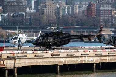 New York 'taki Hudson Nehri' nde bir helikopter..