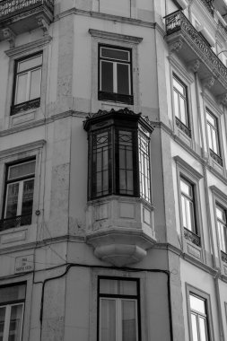 Lizbon, Portekiz 'deki eski bina. Siyah ve beyaz. Şehir fotoğrafçılığı.