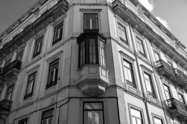 Lizbon, Portekiz 'in mimarisi. Siyah beyaz fotoğraf.