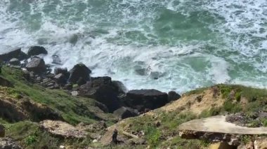 Atlantik Okyanusu boyunca yürüyüş yolu, deniz kıyısında uçurum, Cape Roca, Portekiz