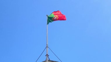 Portekiz bayrağı mavi arka planda dalgalanır