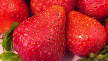 Çilek arkaplanı. Olgun çileklere yakın çekim. Çilek derisi dokusu