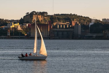 Portekiz, Lizbon Körfezi 'nde yelkenli.