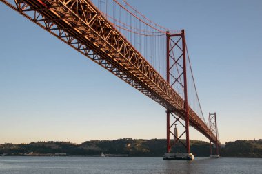 Lizbon, Portekiz, Avrupa 'daki 25. de Abril Köprüsü