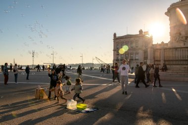 Lizbon, Portekiz 'de sabun köpüğüyle oynayan bilinmeyen kişiler