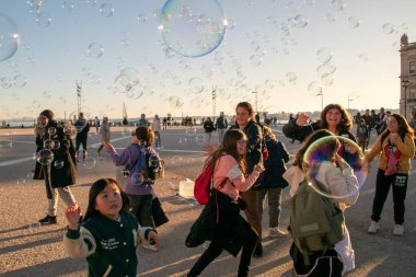 Lizbon Meydanı 'nda kimliği belirsiz çocuklar sabun köpüğüyle oynuyor..