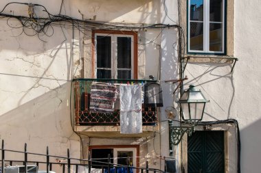 Eski kasabadaki bir evin balkonunda çamaşır asılıydı.