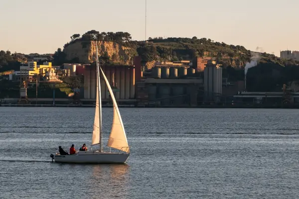 Portekiz, Lizbon Körfezi 'nde yelkenli.
