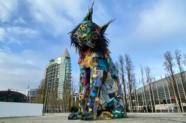 Stock image Colorful sculpture of a cat in Lisbon, Portugal.