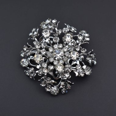 Siyah arkaplanda elmaslı broş, yakın plan..