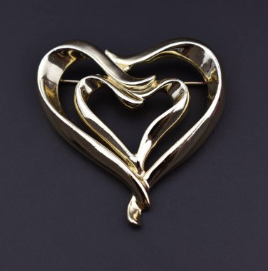 Siyah arka planda metal kalp şekli. Aşk konsepti. Kapat..