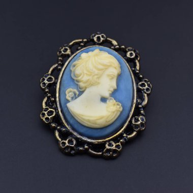 Esmer bir arka planda klasik mavi madalyon. Üst görünüm.