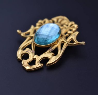 Koyu arkaplanlı mavi değerli taşlı mücevher kolyesi