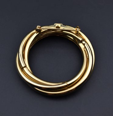 Siyah arka planda altın broş. Mücevher ve aksesuarlar. Makro