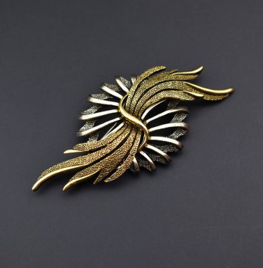 Siyah arka planda altın broş. Kadınlar için lüks mücevherler.