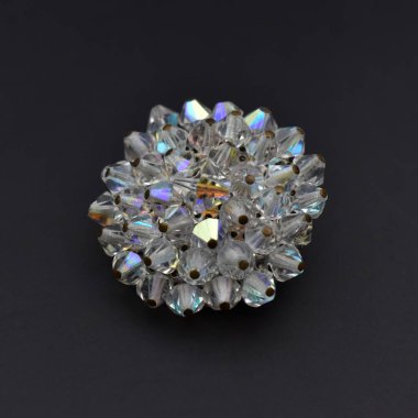 Koyu bir arka planda mücevher broşu..