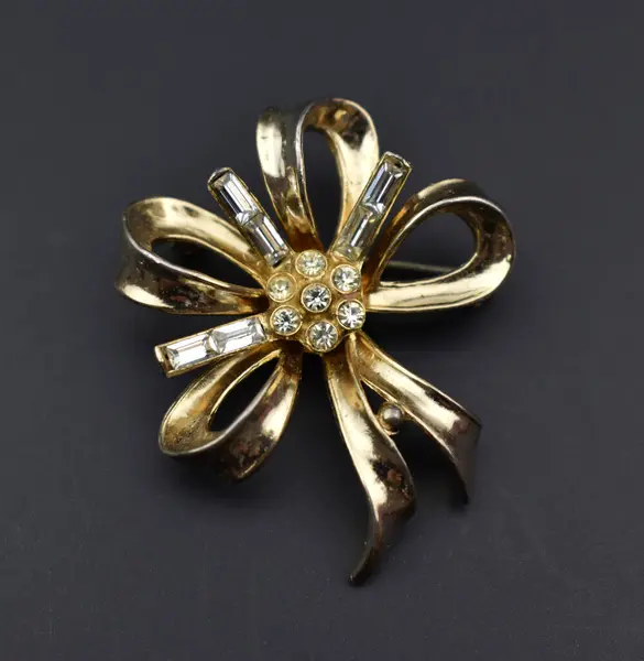 stock image Beautiful golden brooch on black background. Fashionable jewelry.