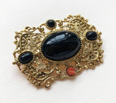 Beyaz bir arkaplanda mücevherli broş.