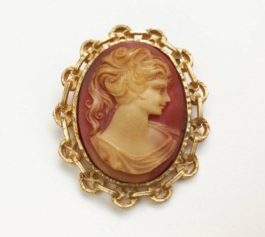 Beyaz üzerine klasik bir broş.