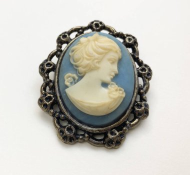 Beyaz arkaplanda mavi bir kolyenin yakın plan görüntüsü.