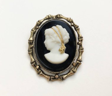  Beyaz arkaplandaki çerçevede klasik siyah broş