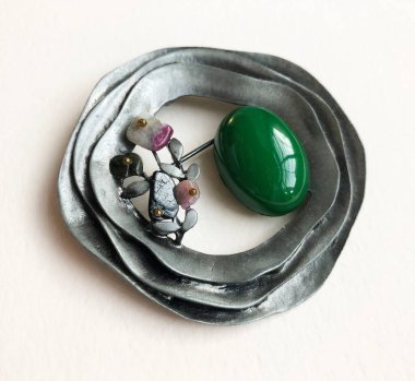 Beyaz arkaplanda zümrüt kolye  