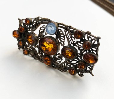 Beyaz arka planda değerli taşlı mücevher broşu.